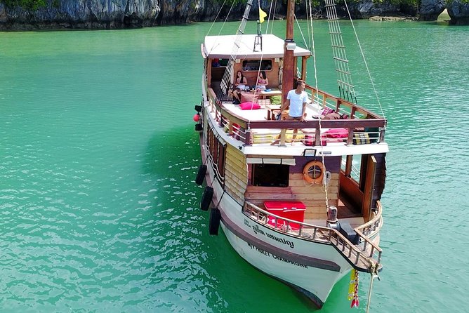 - Comfortable boat for cruising in Phang Nga Bay - The "Must-Do"! - Cruising beneath Phang Nga Bay’s limestone cliffs
