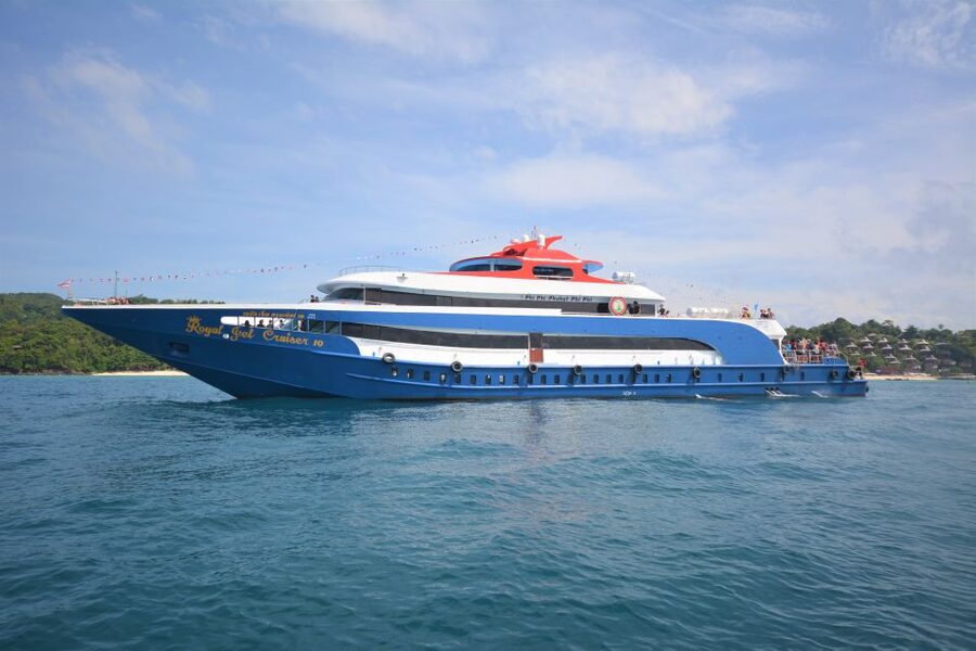 From Phuket: Snorkeling Ferry Cruise to Phi Phi Islands - A seaside buffet with useful vegetarian choices