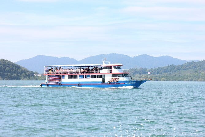 James Bond Island Big Boat Tour from Phuket - Hong Island and lunch with the limestone views