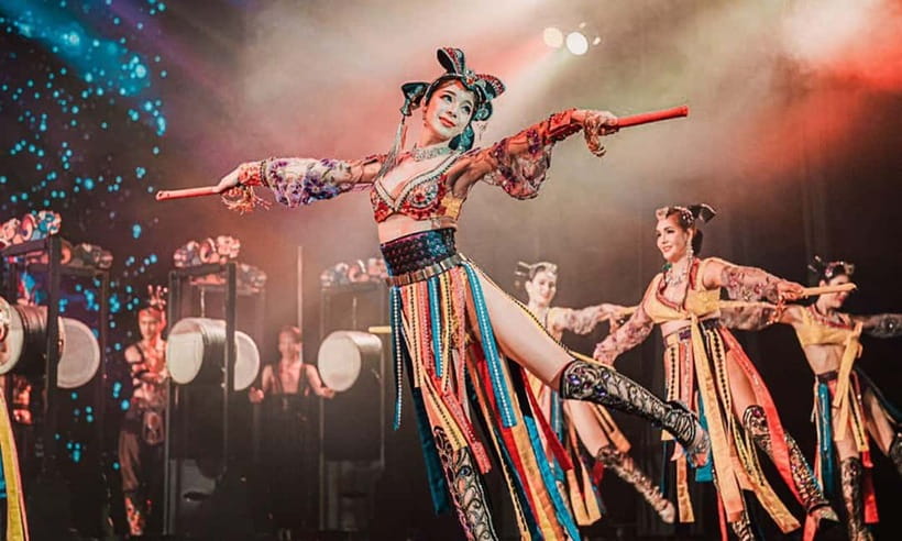 Phuket: Simon Cabaret Show Tickets Optional First 3 Rows - Costumes, comedy, and the performance style