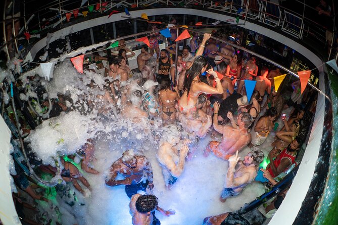 Sailaway Boat Party Phuket - How social is the atmosphere?