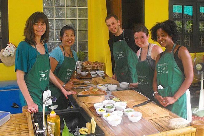 Vegetarian Organic Thai Cooking Class and Market Tour in Phuket - The small group is the real advantage